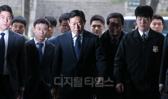 신동빈 롯데그룹 회장이 20일 서초구 서울중앙지법에서 진행된 롯데그룹 총수일가에 대한 횡령관련 재판에 출석하고 있다. 유동일기자 eddieyou@